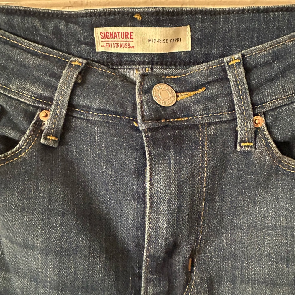 Signature Levi Strauss mid-rise capri Women's Blue Jeans, size 2, W26 - Picture 3 of 6